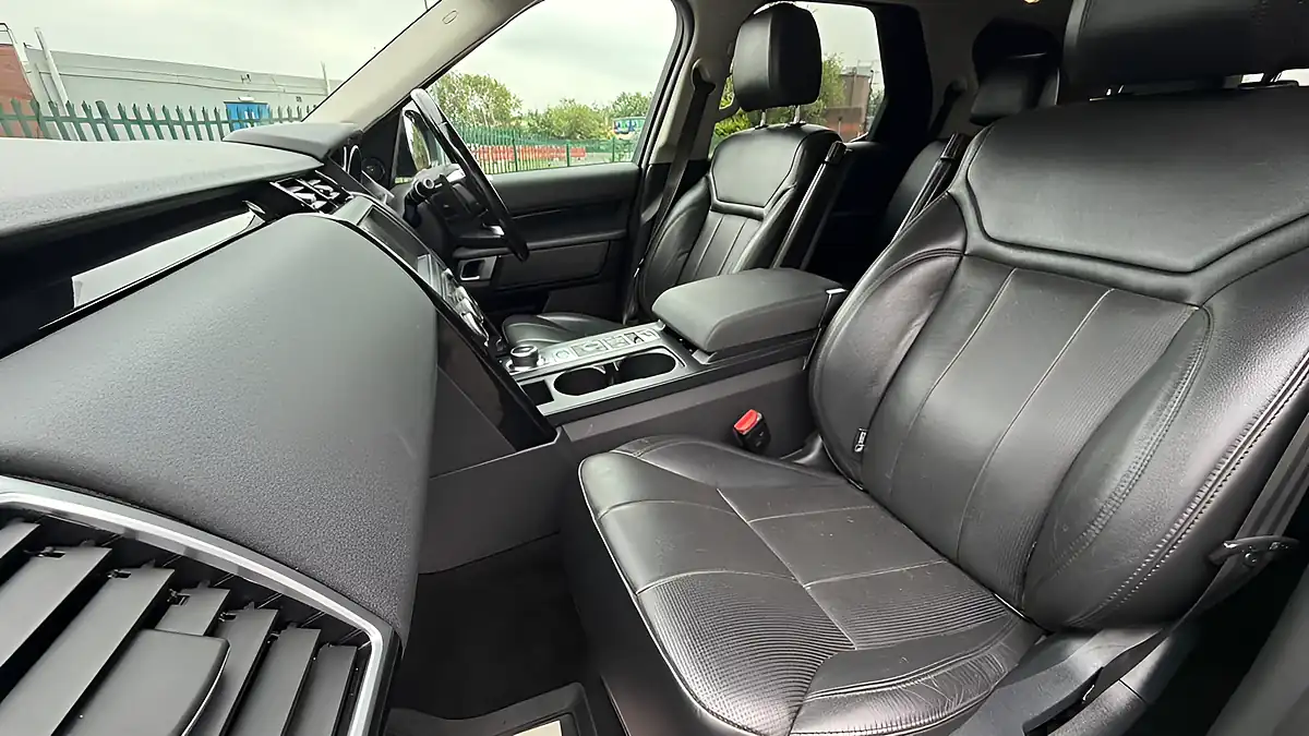 Used 2018 Land Rover Discovery Se Black - Interior and Exterior details 15