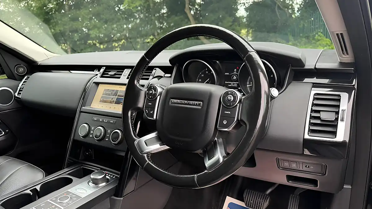 Used 2018 Land Rover Discovery Se Black - Interior and Exterior details 20