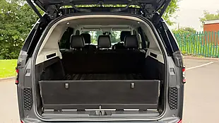 Used 2018 Land Rover Discovery Se Black - Interior and Exterior details 6