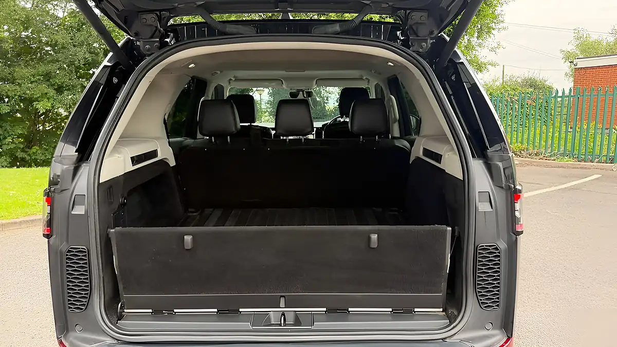 Used 2018 Land Rover Discovery Se Black - Interior and Exterior details 6