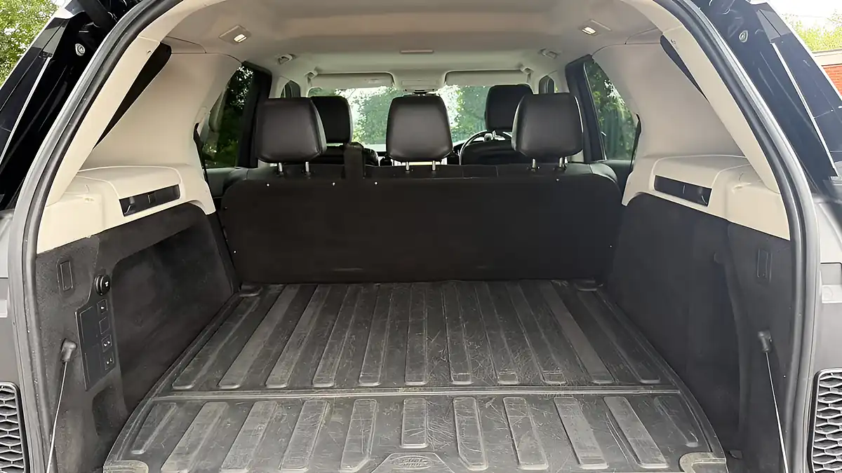 Used 2018 Land Rover Discovery Se Black - Interior and Exterior details 8