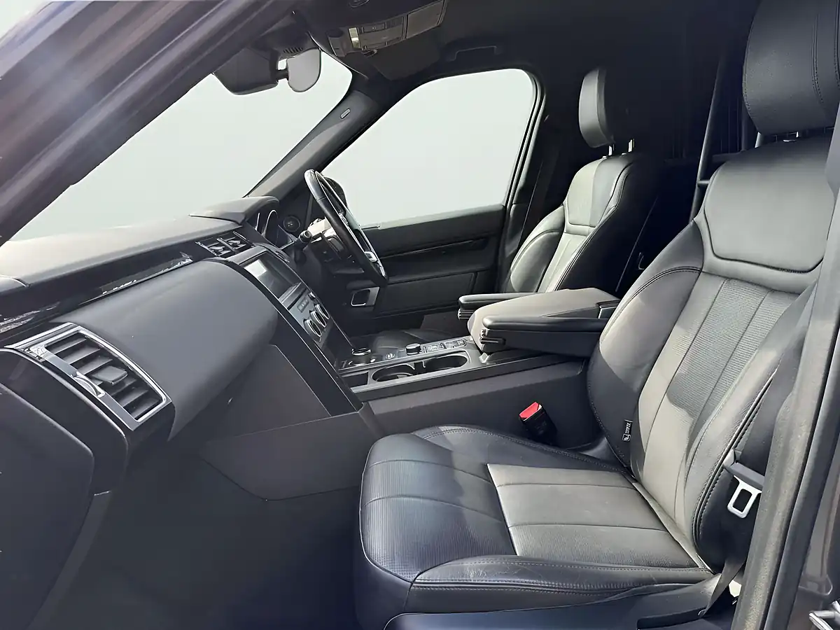 Used 2018 Land Rover Discovery Se Grey - Interior and Exterior details 18