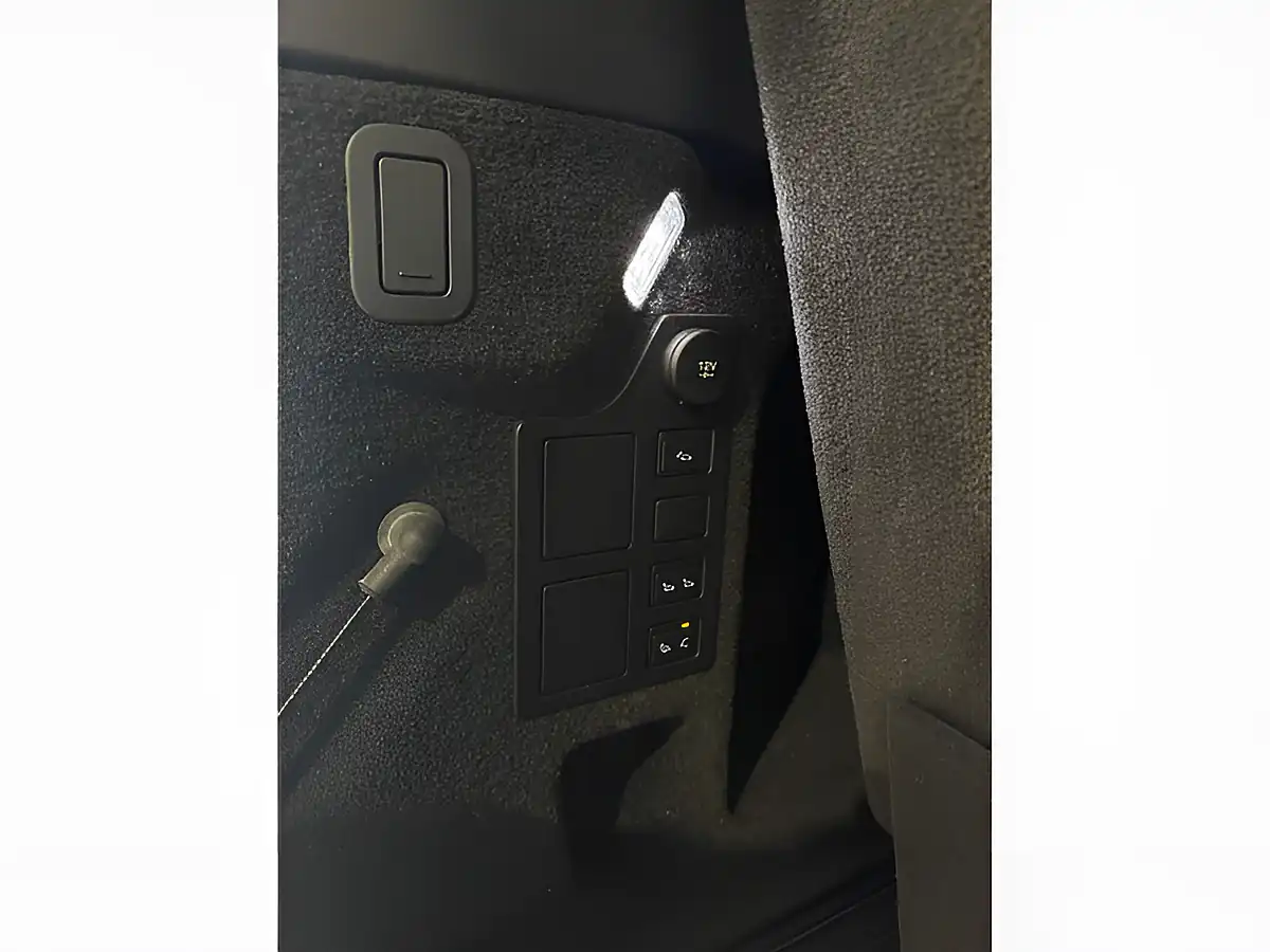 Used 2018 Land Rover Discovery Se Grey - Interior and Exterior details 14