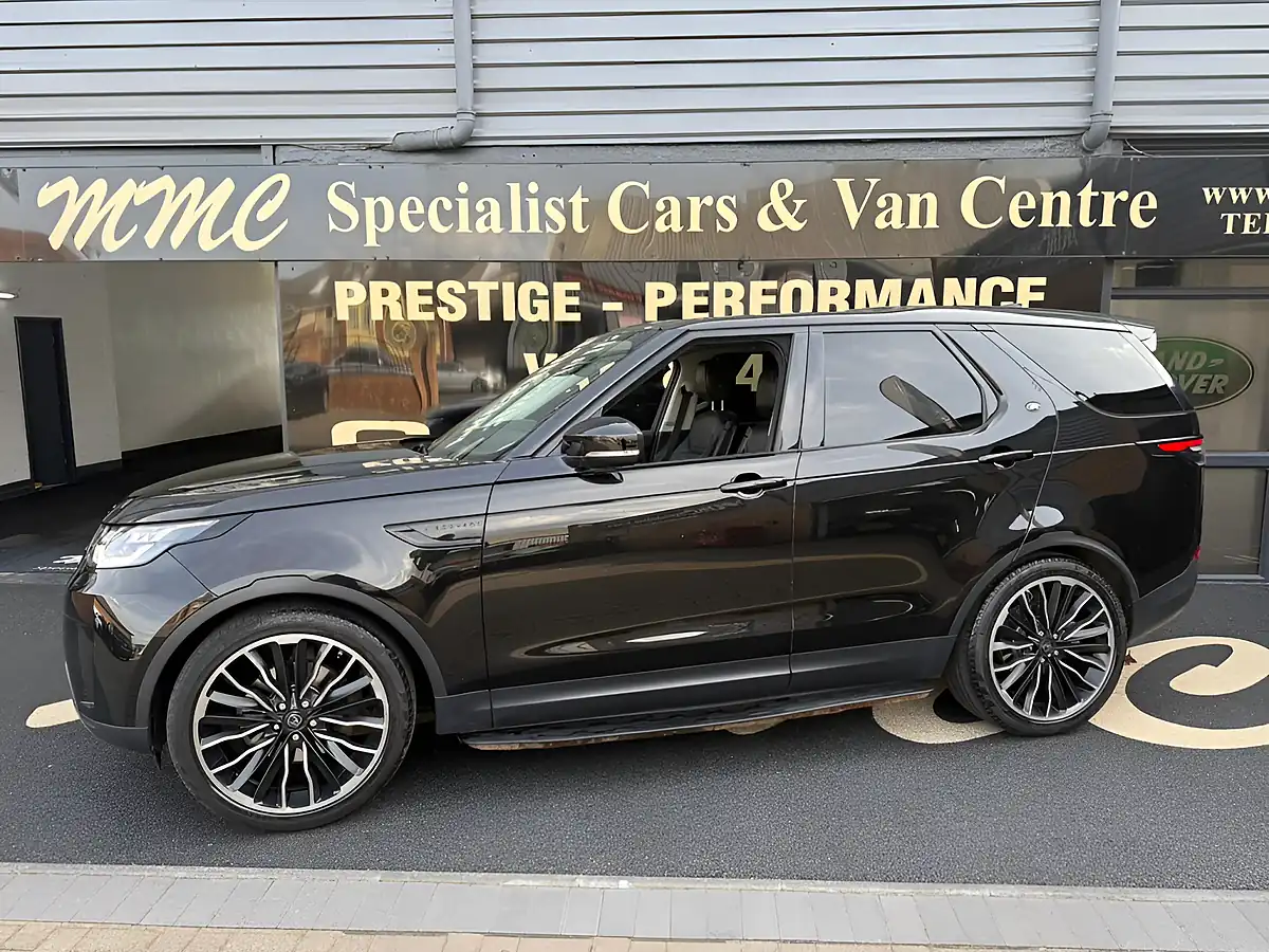 Used 2018 Land Rover Discovery Se Santorini Black - Front View