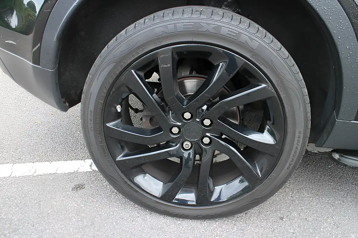Used 2018 Land Rover Discovery Sport Hse Black Black - Interior and Exterior details 12