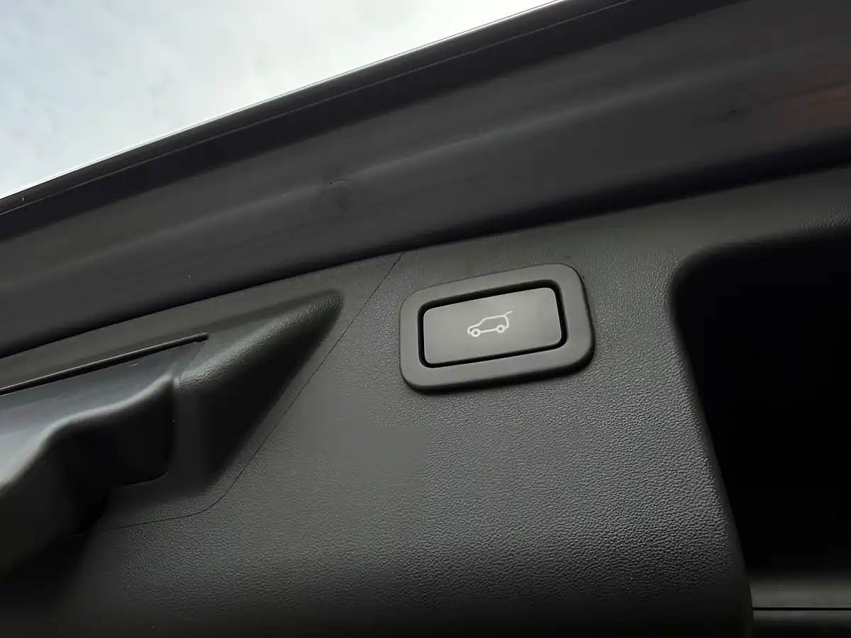 Used 2018 Land Rover Discovery Sport Hse Black Blue - Interior and Exterior details 12