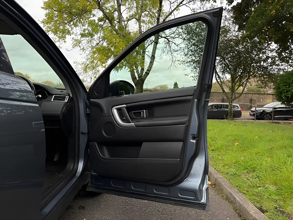 Used 2018 Land Rover Discovery Sport Hse Black Blue - Interior and Exterior details 16