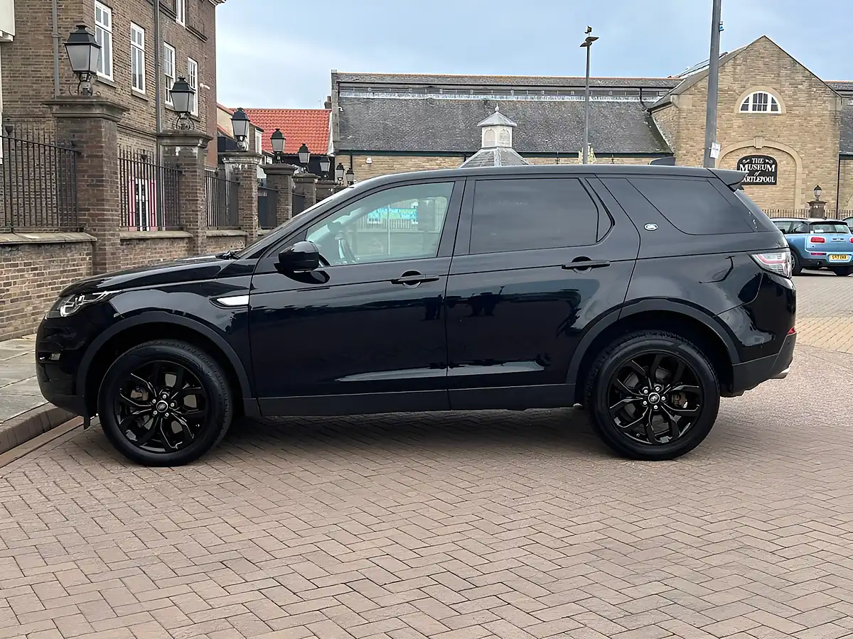 Used 2018 Land Rover Discovery Sport Hse Black - Interior and Exterior details 6