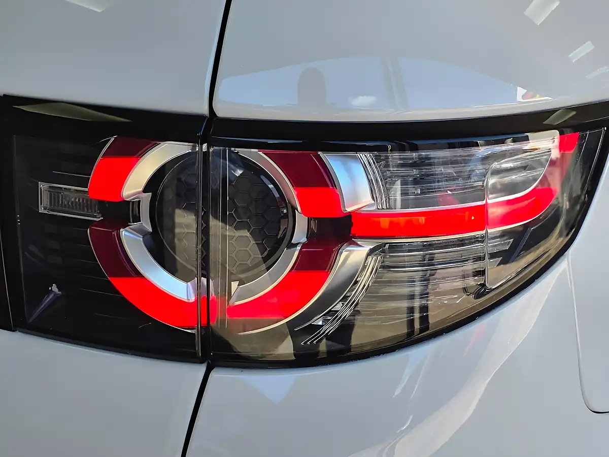 Used 2018 Land Rover Discovery Sport Hse Dynamic Lux White - Interior and Exterior details 9
