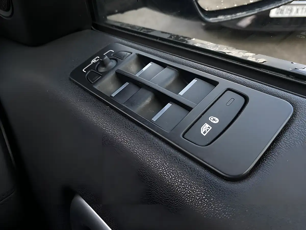 Used 2018 Land Rover Discovery Sport Landmark Black - Interior and Exterior details 11