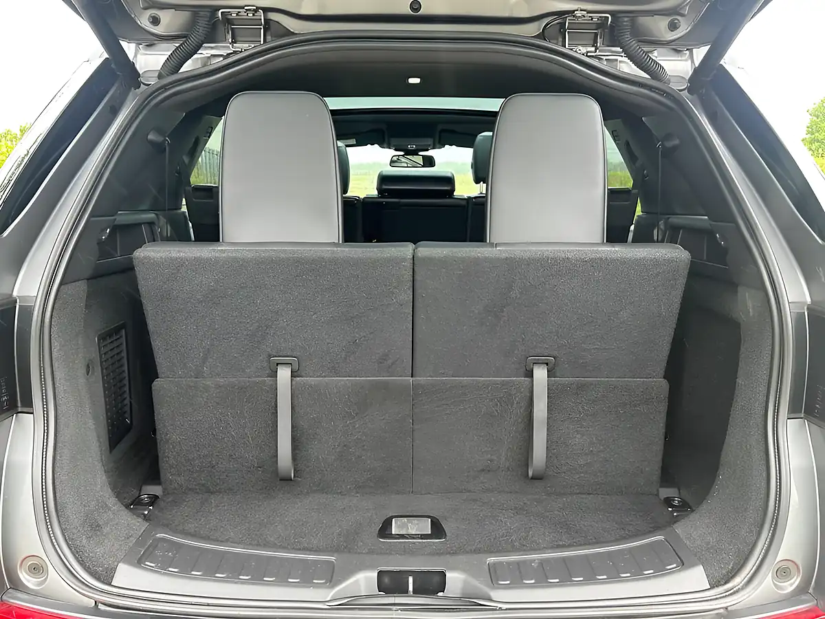 Used 2018 Land Rover Discovery Sport Landmark Grey - Interior and Exterior details 13