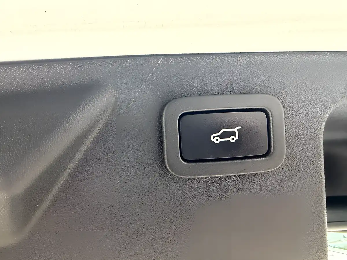 Used 2018 Land Rover Discovery Sport Landmark White - Interior and Exterior details 14
