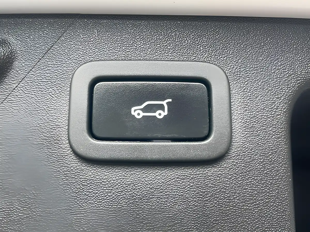 Used 2018 Land Rover Discovery Sport Landmark White - Interior and Exterior details 14