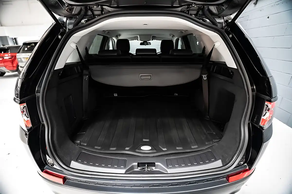 Used 2018 Land Rover Discovery Sport Se Tech Black - Interior and Exterior details 16