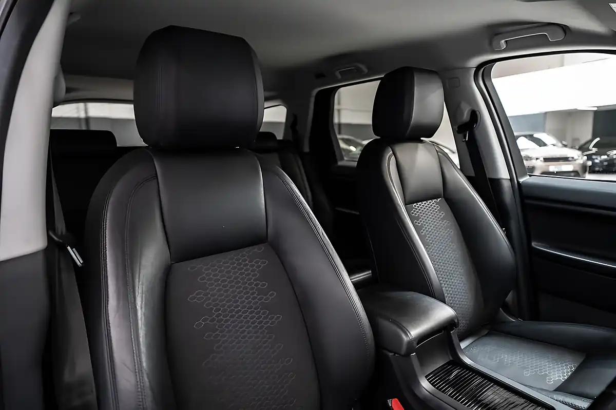 Used 2018 Land Rover Discovery Sport Se Tech Black - Interior and Exterior details 9