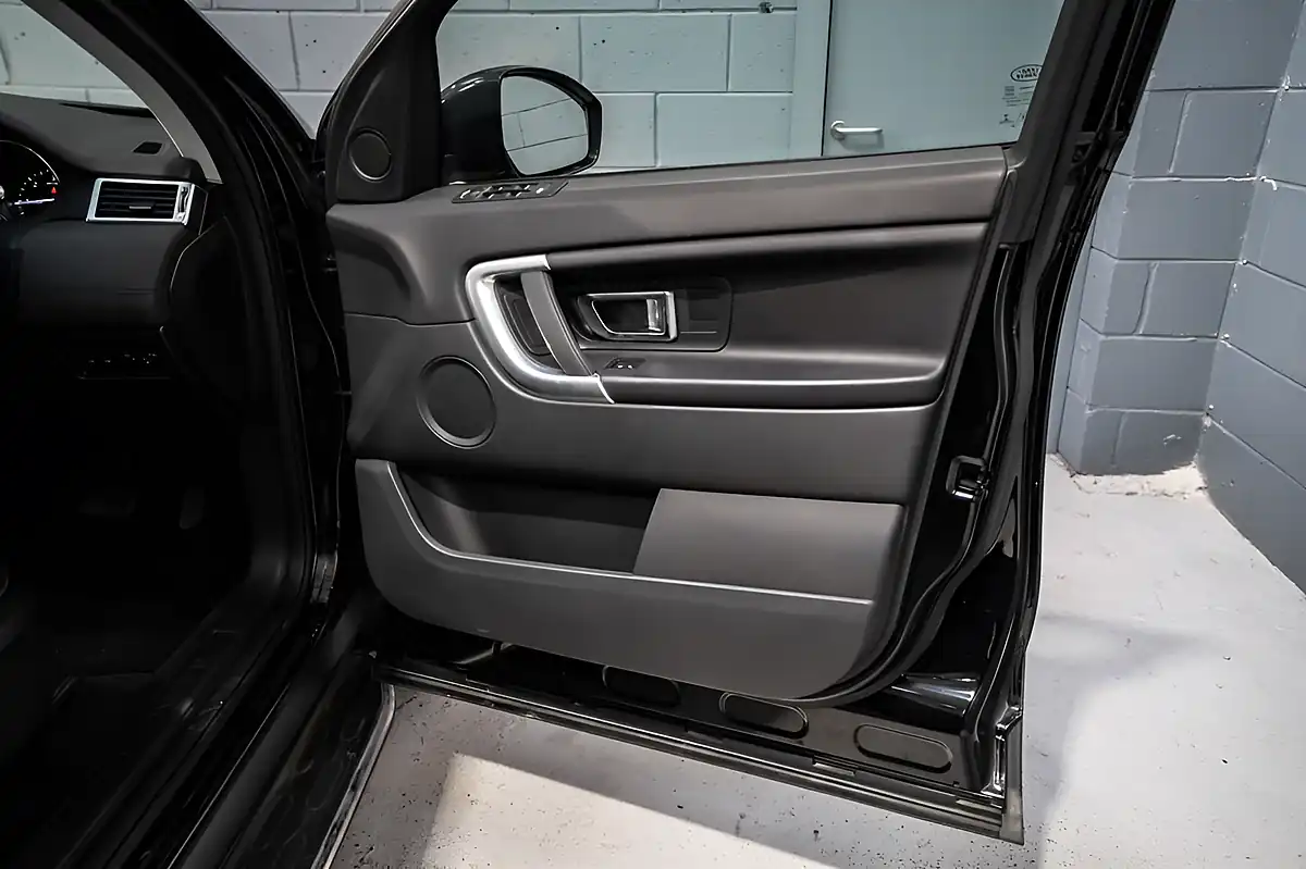 Used 2018 Land Rover Discovery Sport Se Tech Black - Interior and Exterior details 8