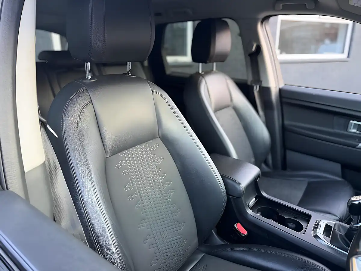 Used 2018 Land Rover Discovery Sport Se Tech Black - Interior and Exterior details 4