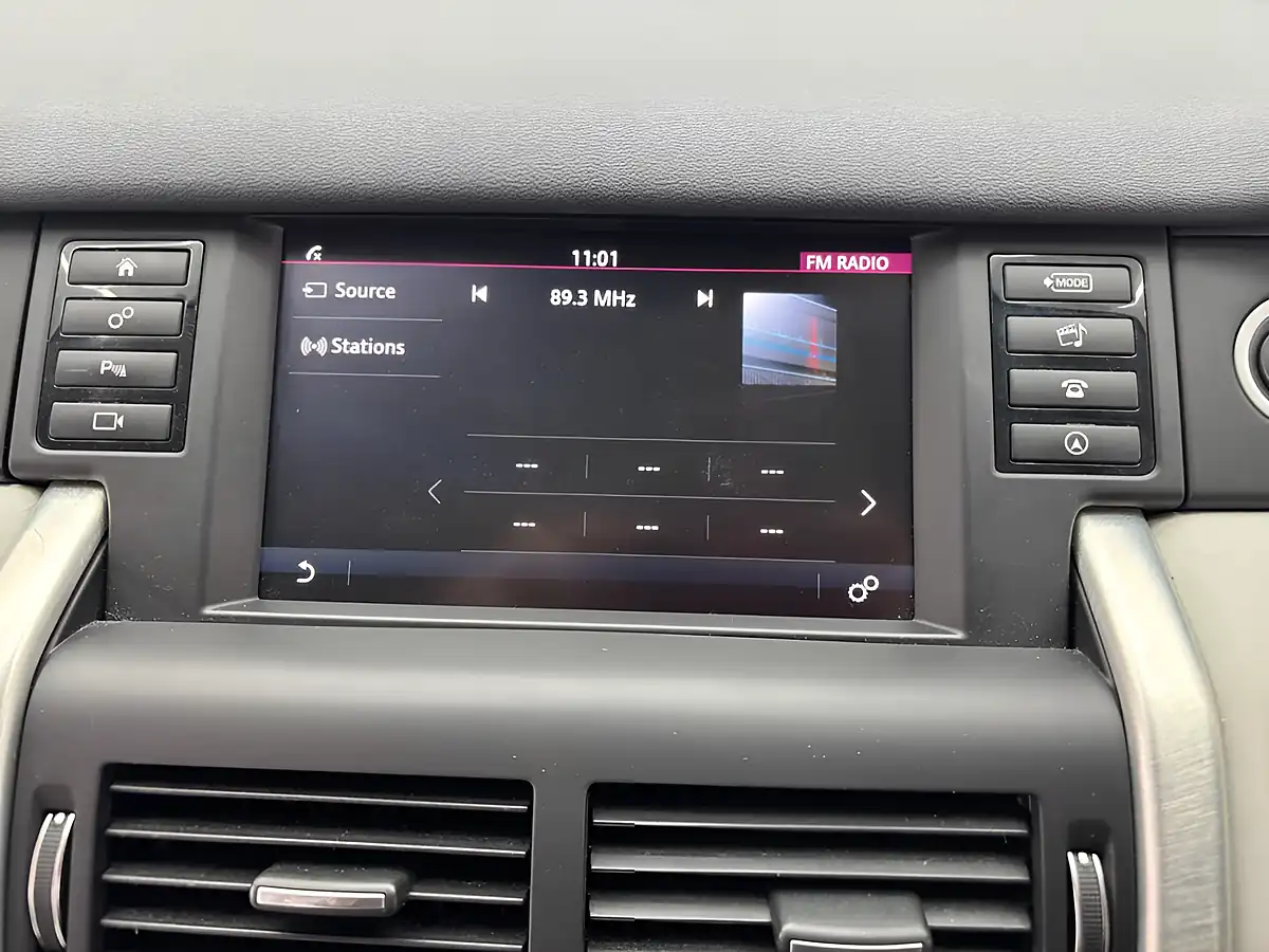 Used 2018 Land Rover Discovery Sport Se Tech Fuji White - Interior and Exterior details 15