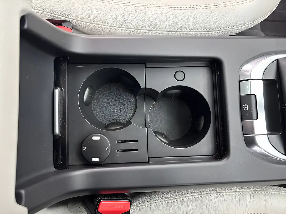 Used 2018 Land Rover Discovery Sport Se Tech Fuji White - Interior and Exterior details 16
