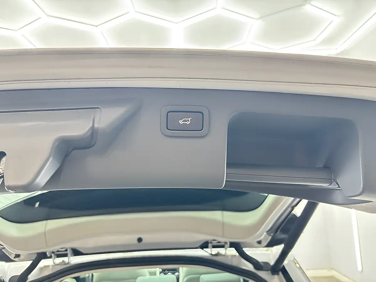 Used 2018 Land Rover Discovery Sport Se Tech Fuji White - Interior and Exterior details 18