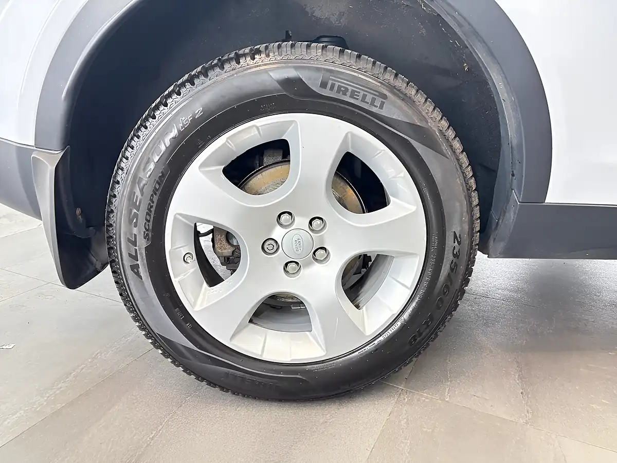 Used 2018 Land Rover Discovery Sport Se Tech Fuji White - Interior and Exterior details 4