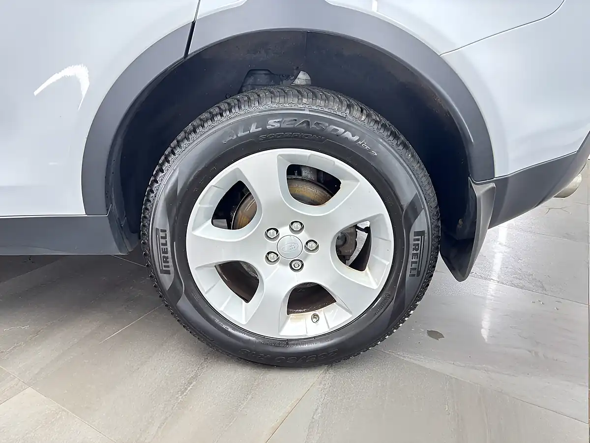 Used 2018 Land Rover Discovery Sport Se Tech Fuji White - Interior and Exterior details 5