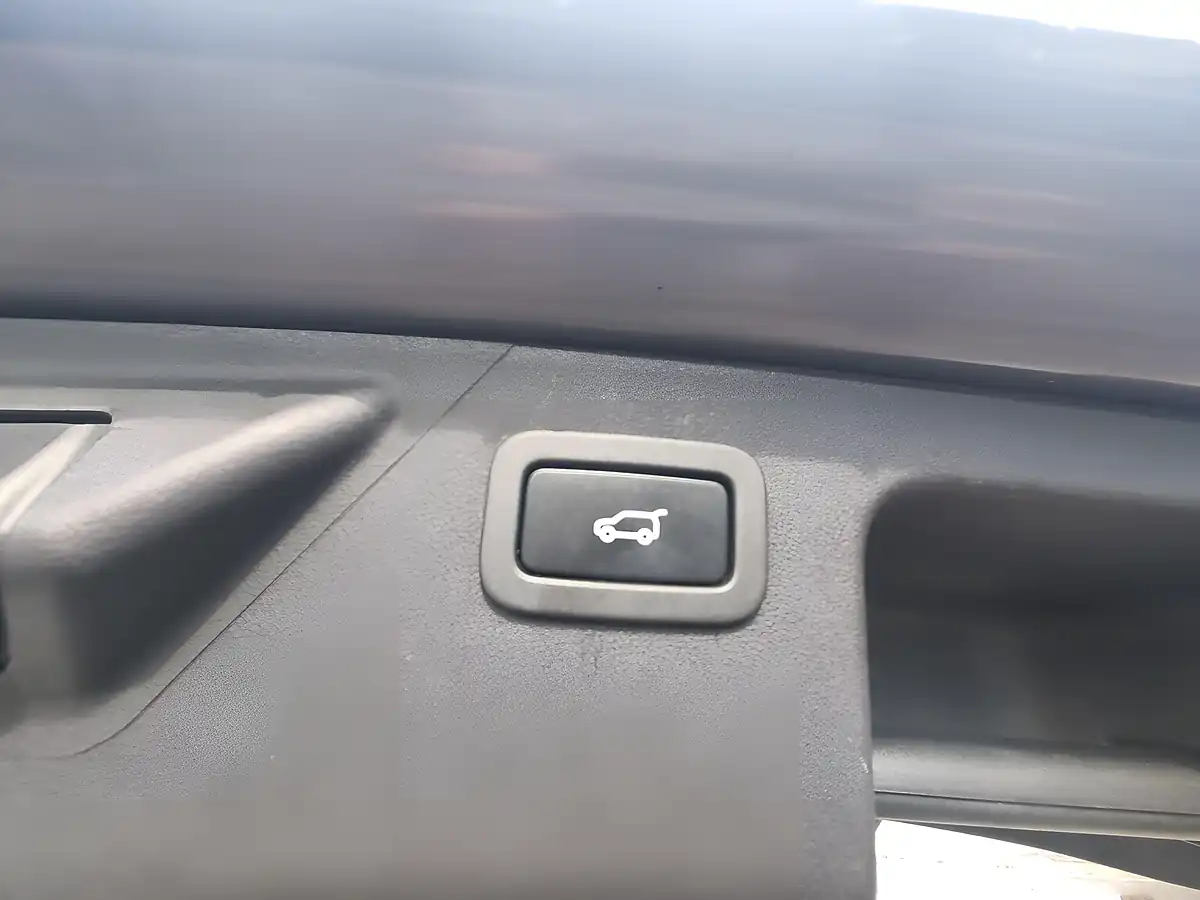 Used 2018 Land Rover Discovery Sport Se Tech Grey - Interior and Exterior details 16