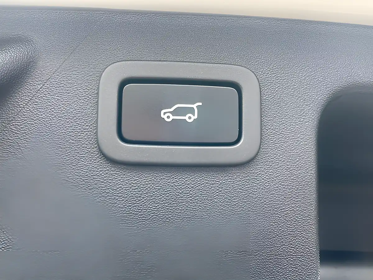 Used 2018 Land Rover Discovery Sport Se Tech White - Interior and Exterior details 14