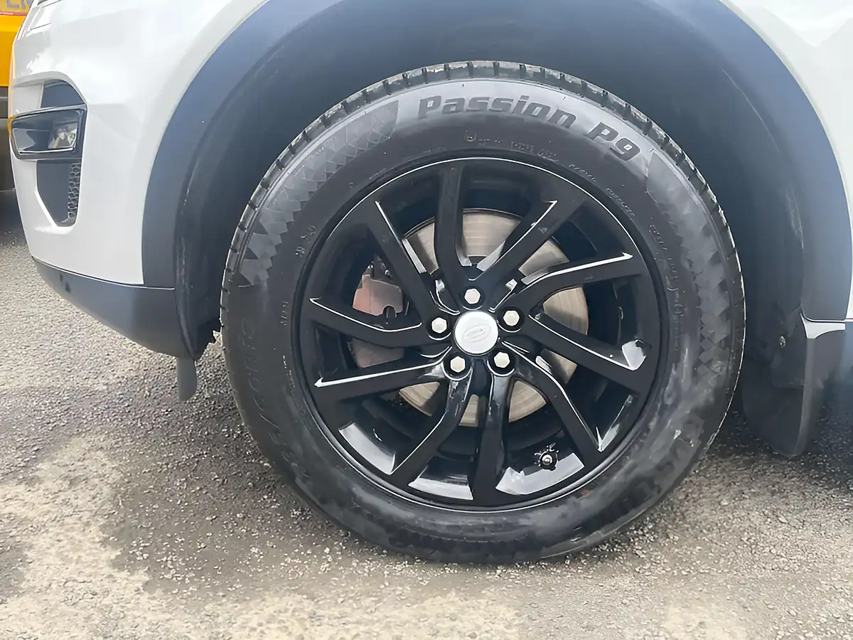 Used 2018 Land Rover Discovery Sport Se Tech White - Interior and Exterior details 5