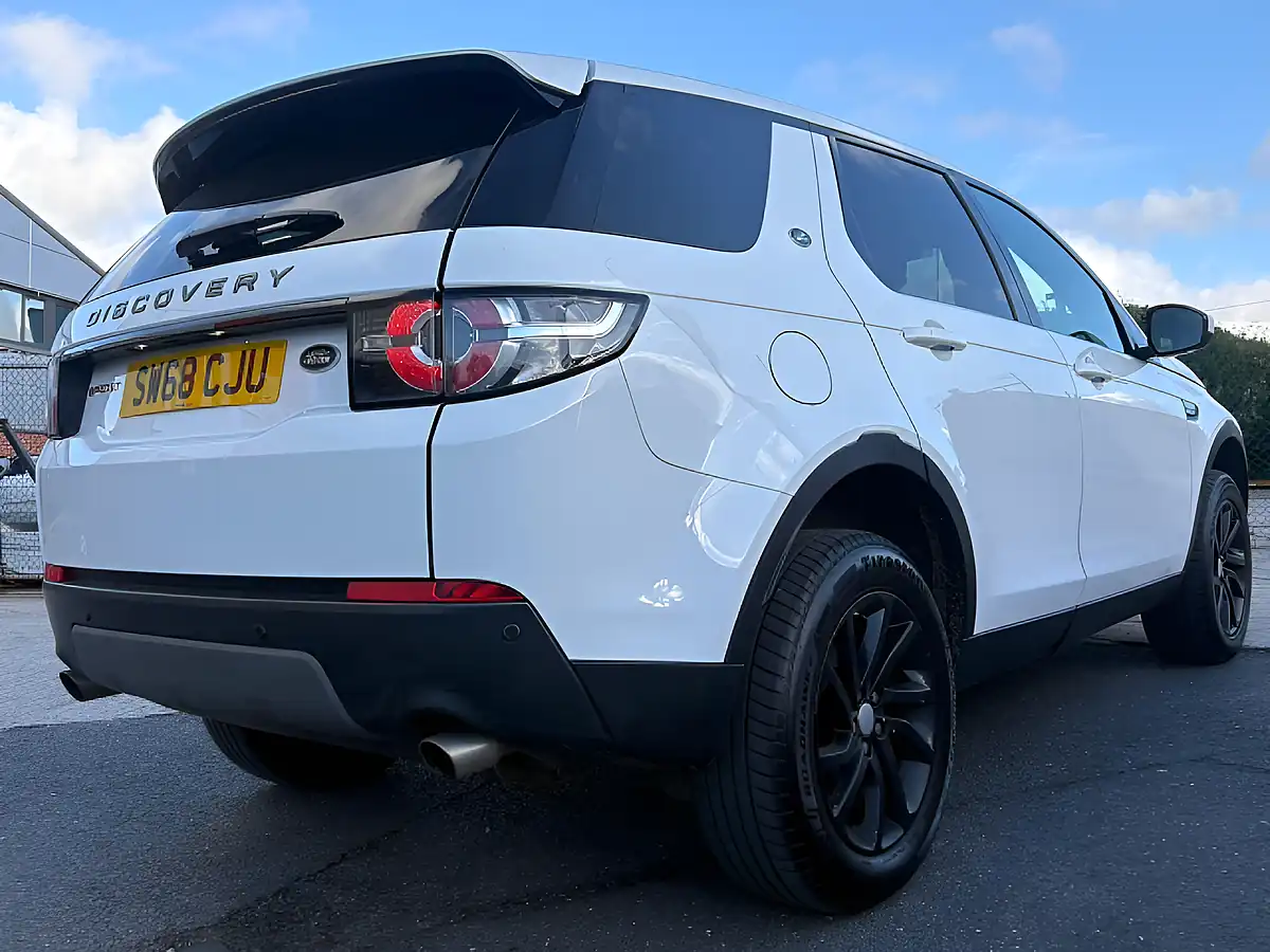 Used 2018 Land Rover Discovery Sport Se Tech White - Interior and Exterior details 10