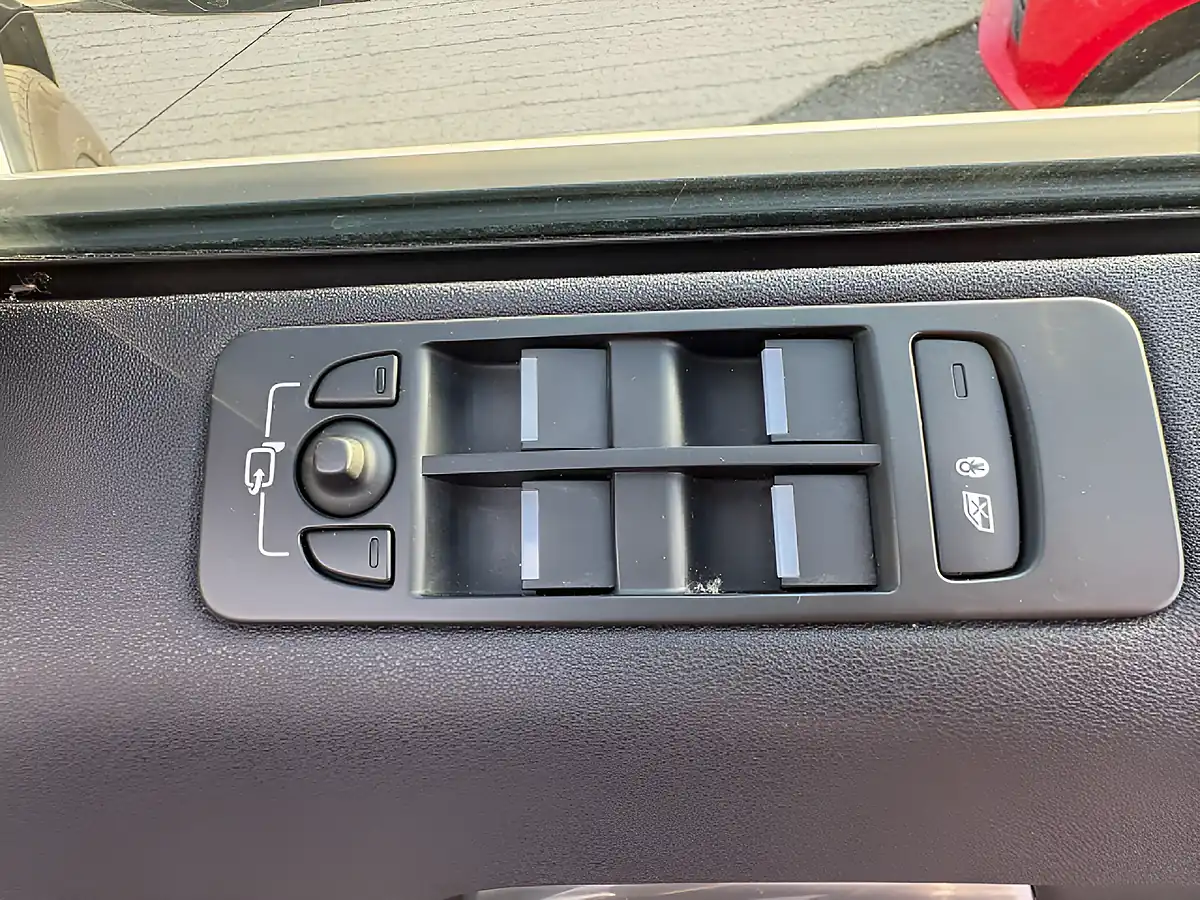 Used 2018 Land Rover Discovery Sport Se Tech White - Interior and Exterior details 12