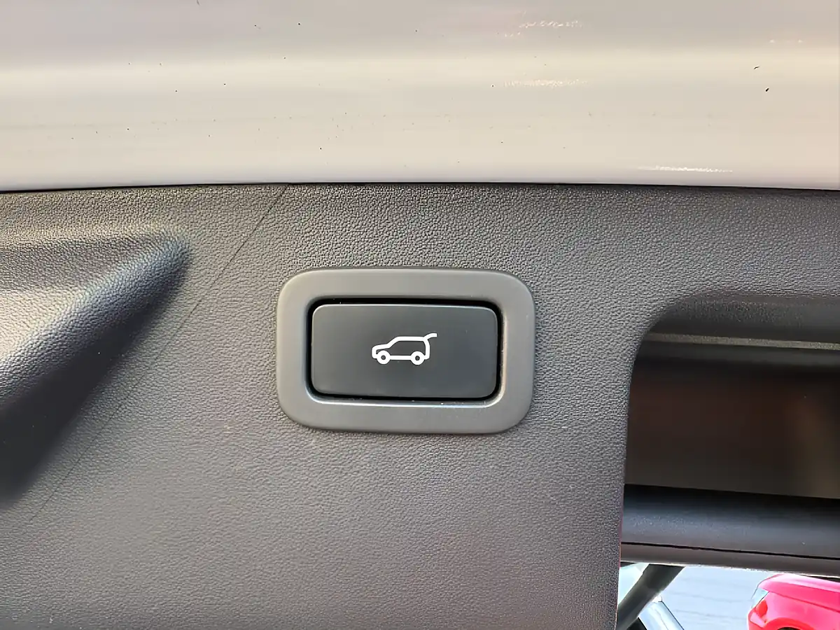 Used 2018 Land Rover Discovery Sport Se Tech White - Interior and Exterior details 13