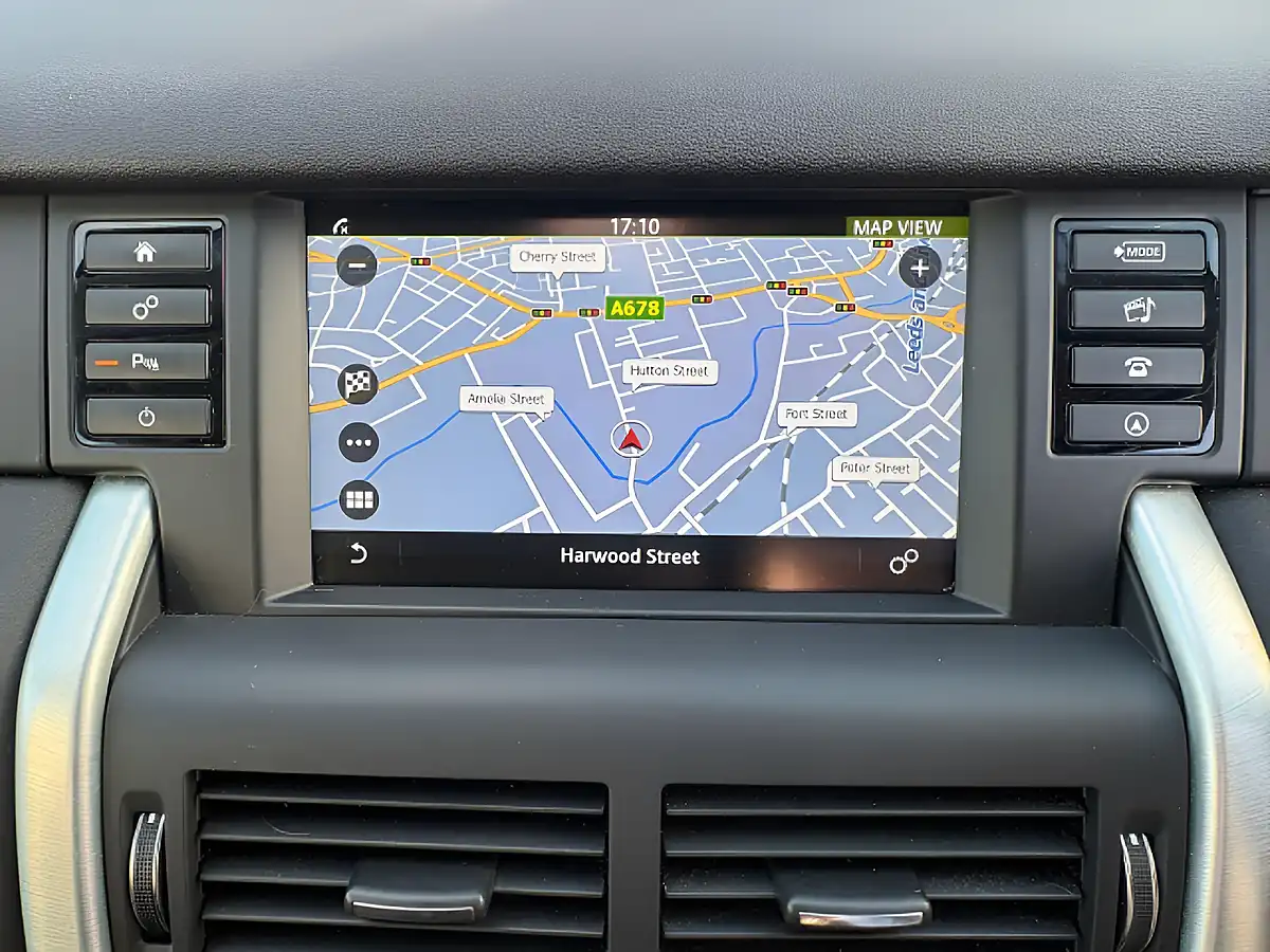 Used 2018 Land Rover Discovery Sport Se Tech White - Interior and Exterior details 14