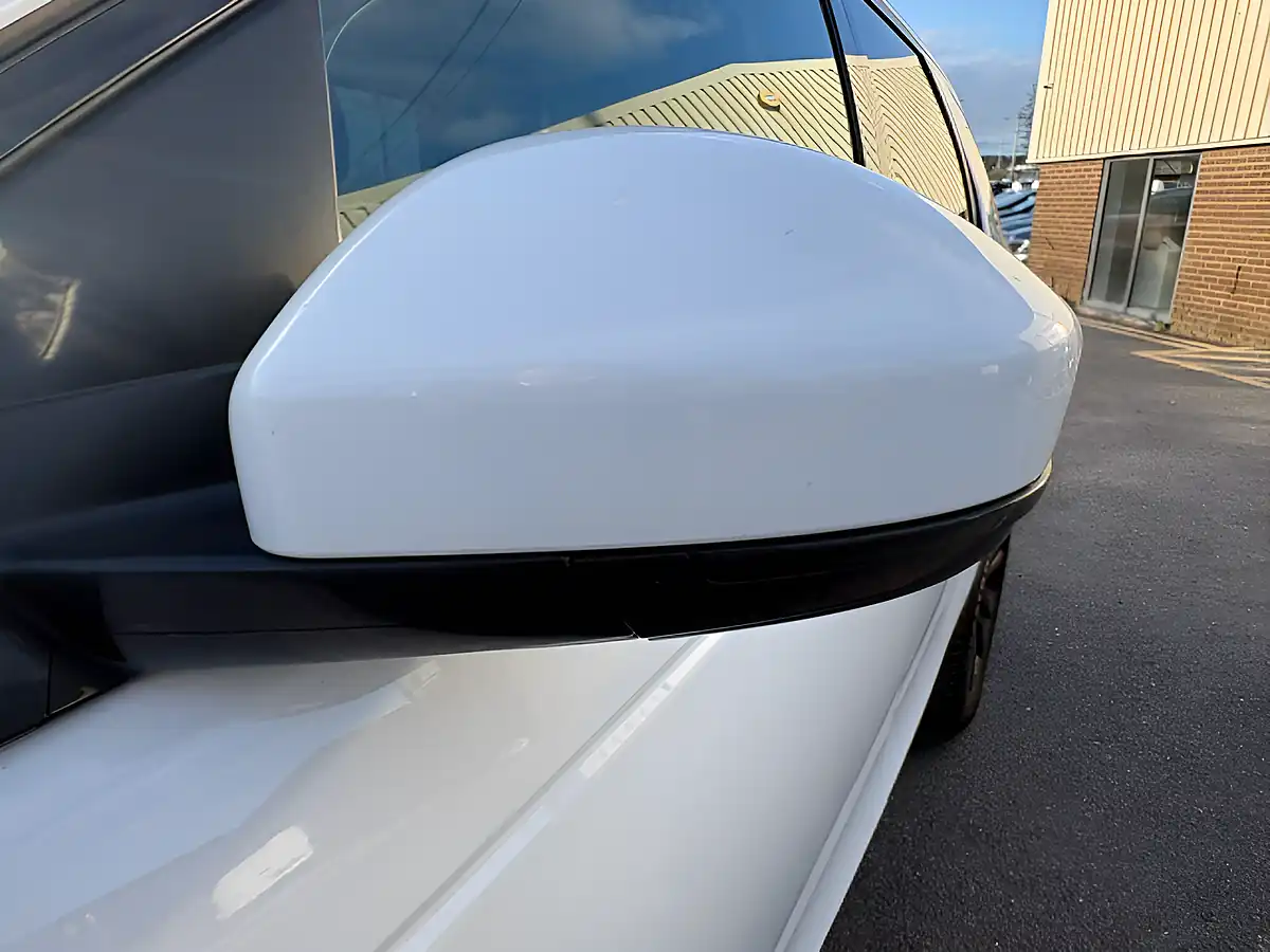 Used 2018 Land Rover Discovery Sport Se Tech White - Interior and Exterior details 15