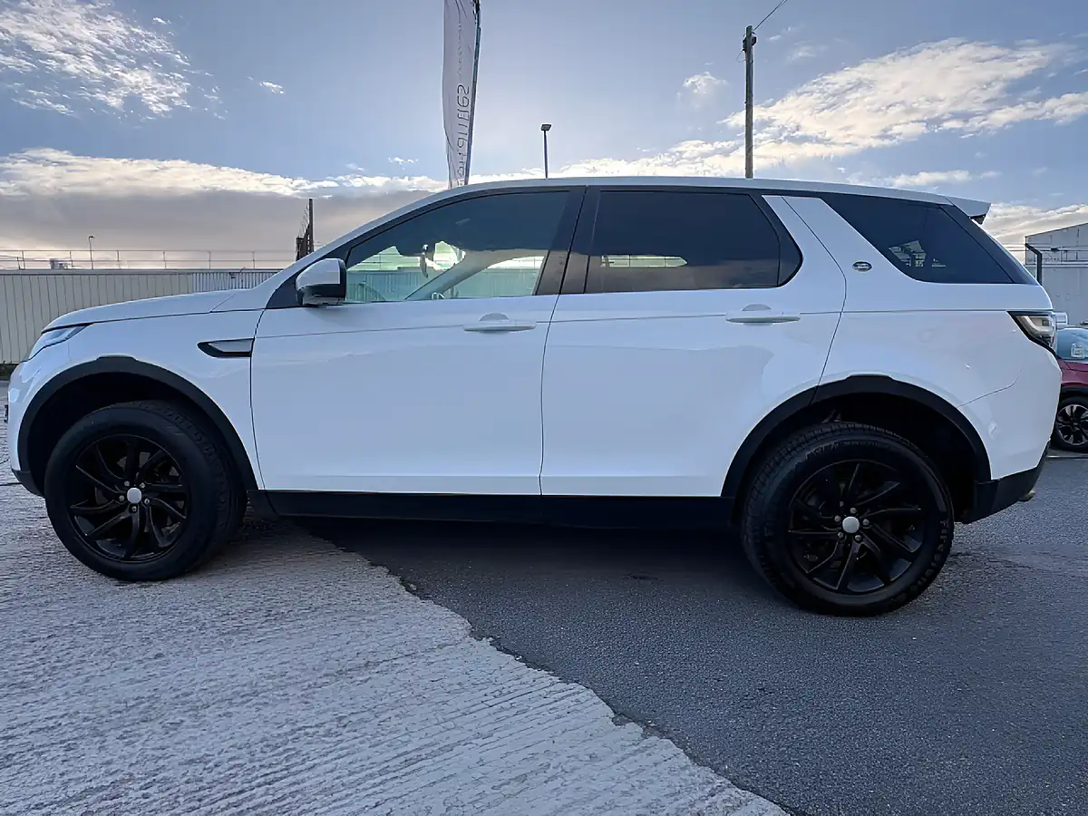 Used 2018 Land Rover Discovery Sport Se Tech White - Interior and Exterior details 9
