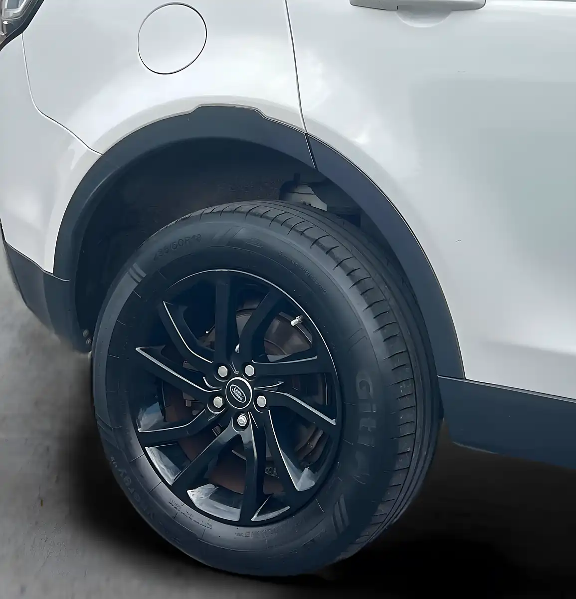 Used 2018 Land Rover Discovery Sport Se Tech White - Interior and Exterior details 16