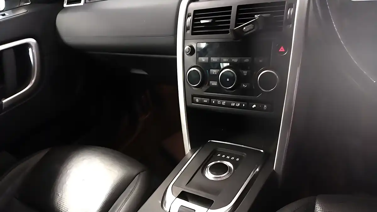 Used 2018 Land Rover Discovery Sport Se Tech White - Interior and Exterior details 11