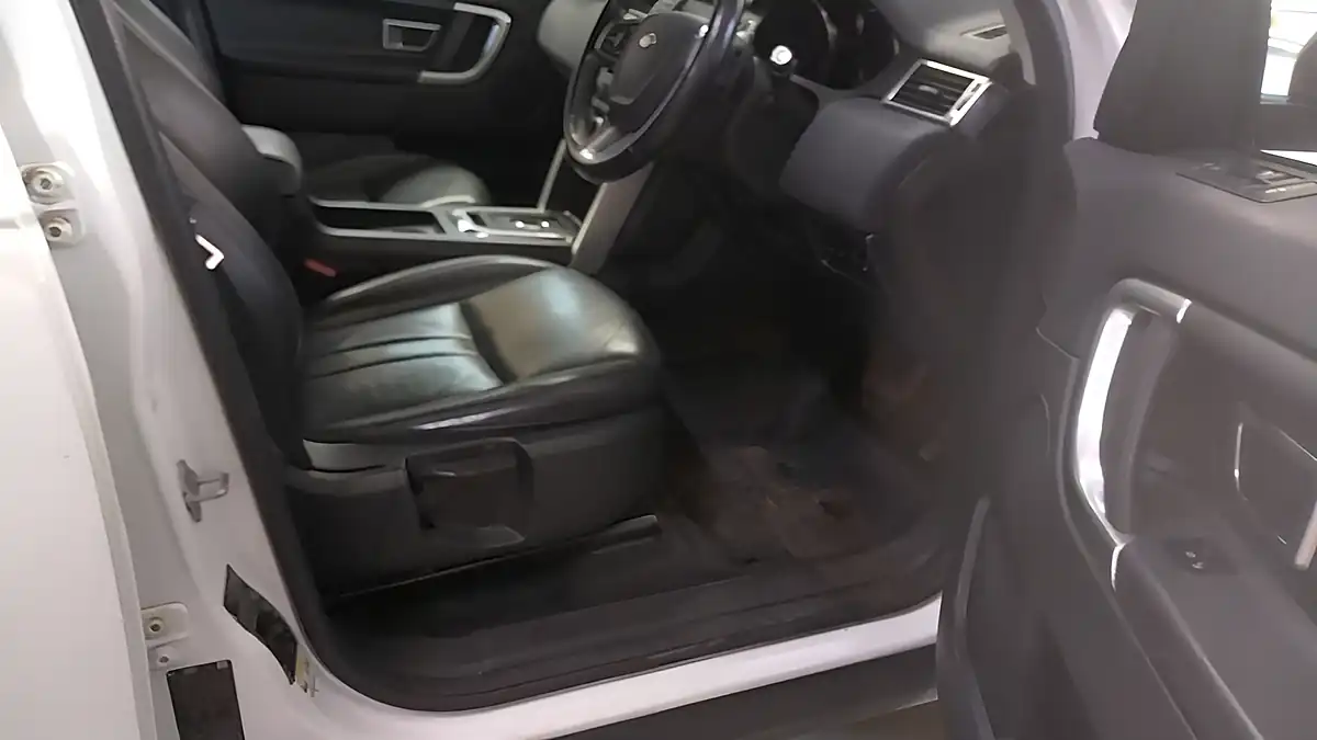 Used 2018 Land Rover Discovery Sport Se Tech White - Interior and Exterior details 9