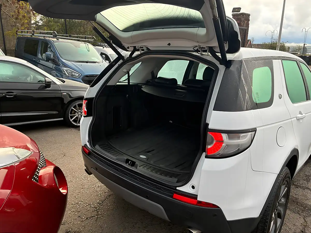 Used 2018 Land Rover Discovery Sport Se Tech White - Interior and Exterior details 18