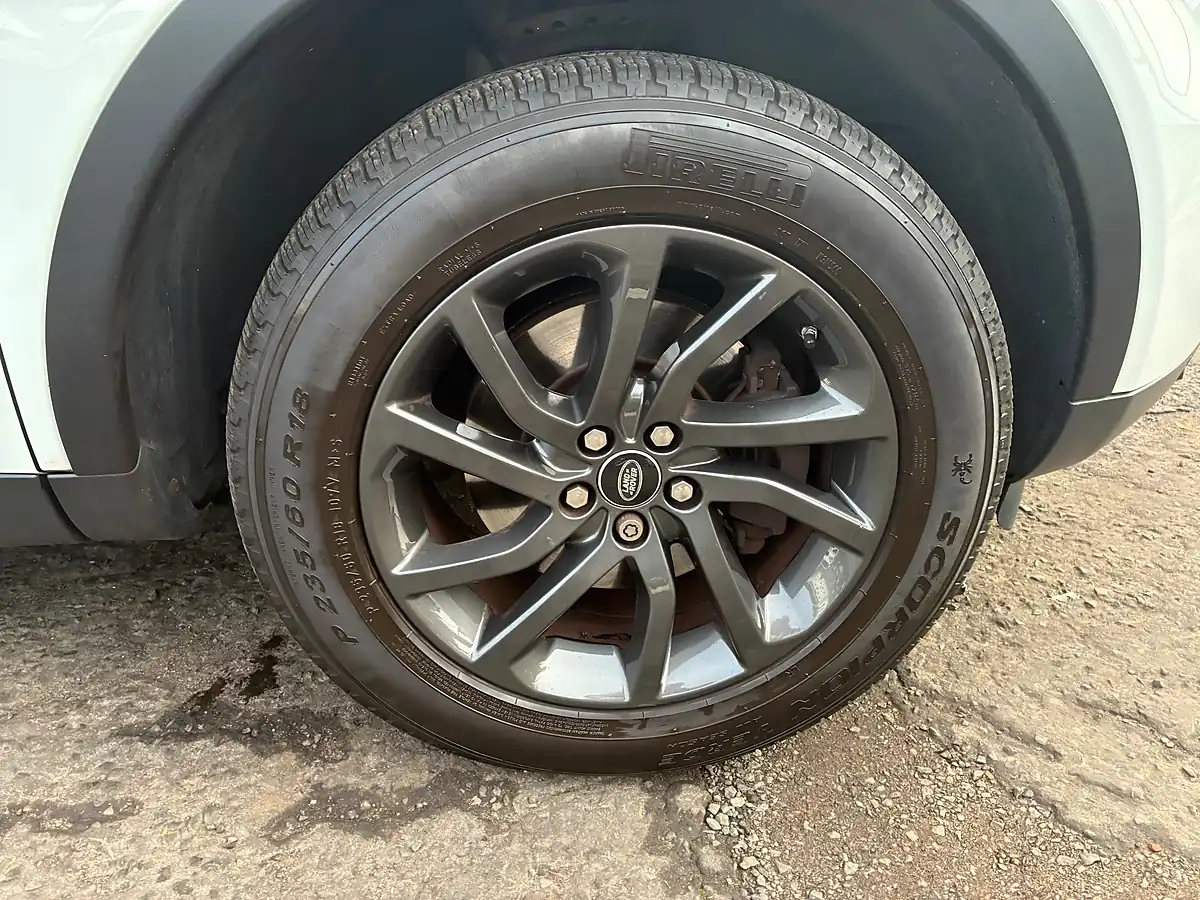 Used 2018 Land Rover Discovery Sport Se Tech White - Interior and Exterior details 9