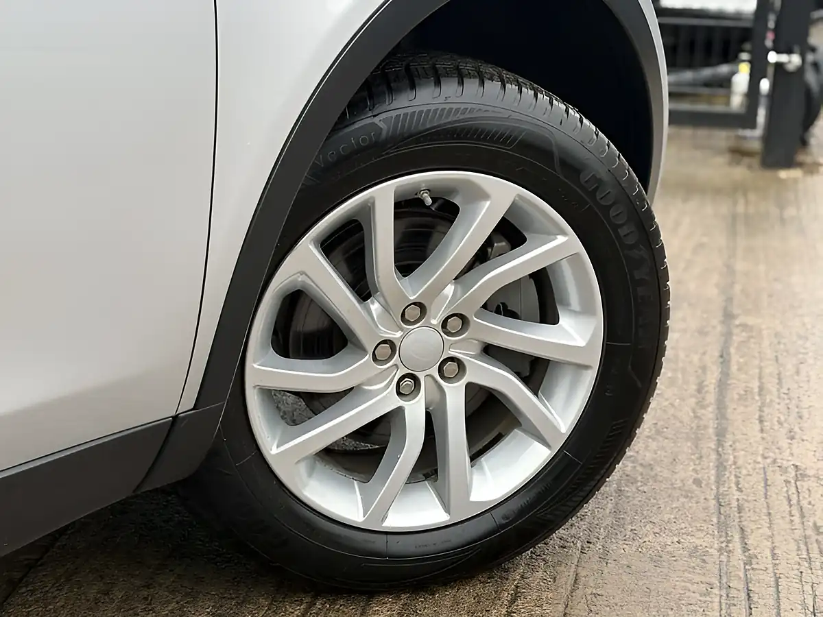 Used 2018 Land Rover Discovery Sport Se Tech Zambezi Silver - Interior and Exterior details 11