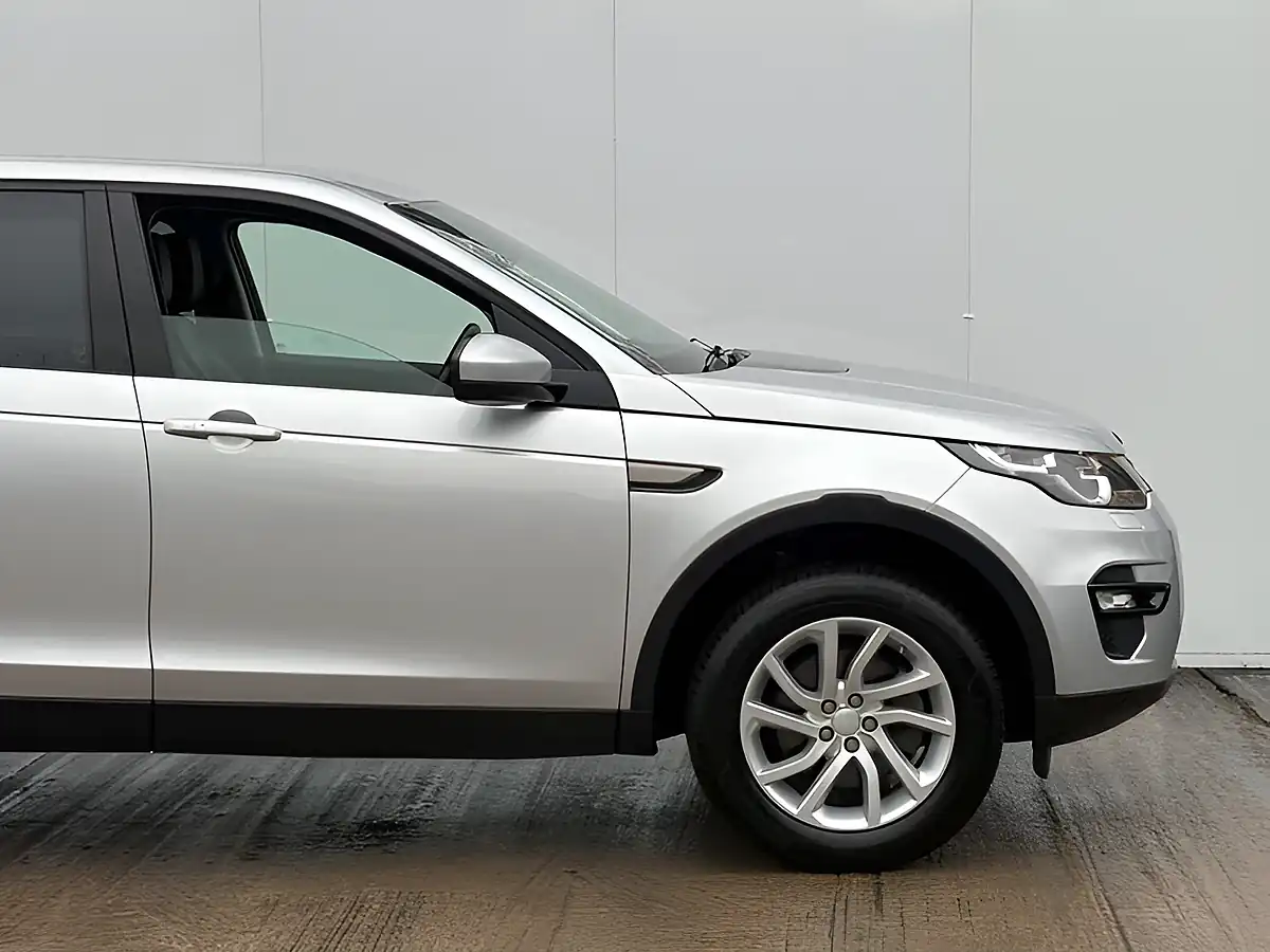 Used 2018 Land Rover Discovery Sport Se Tech Zambezi Silver - Interior and Exterior details 15