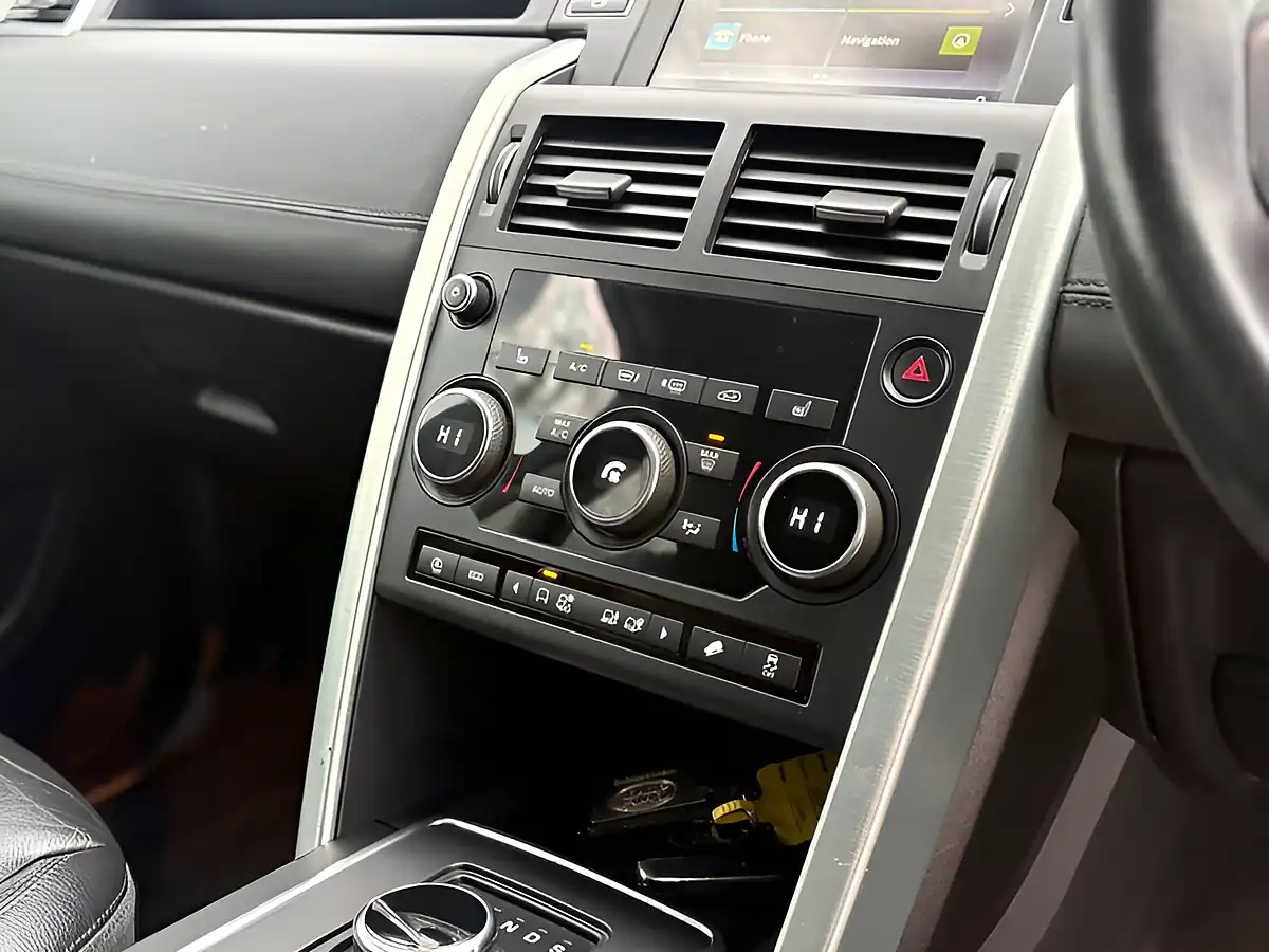 Used 2018 Land Rover Discovery Sport Se Tech Zambezi Silver - Interior and Exterior details 16