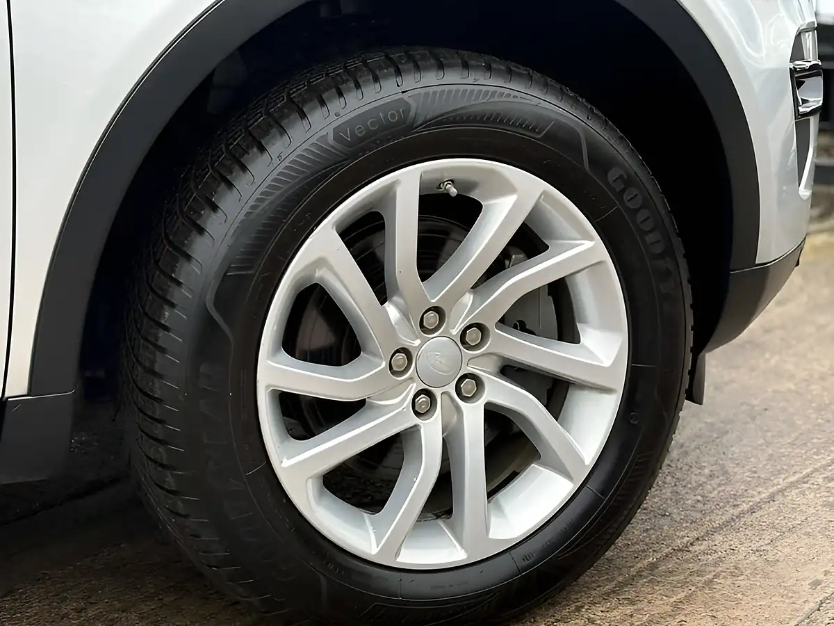 Used 2018 Land Rover Discovery Sport Se Tech Zambezi Silver - Interior and Exterior details 6