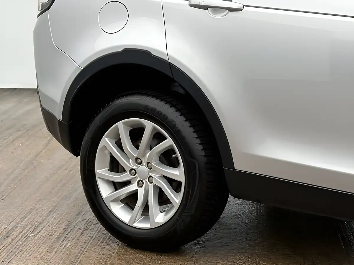 Used 2018 Land Rover Discovery Sport Se Tech Zambezi Silver - Interior and Exterior details 7