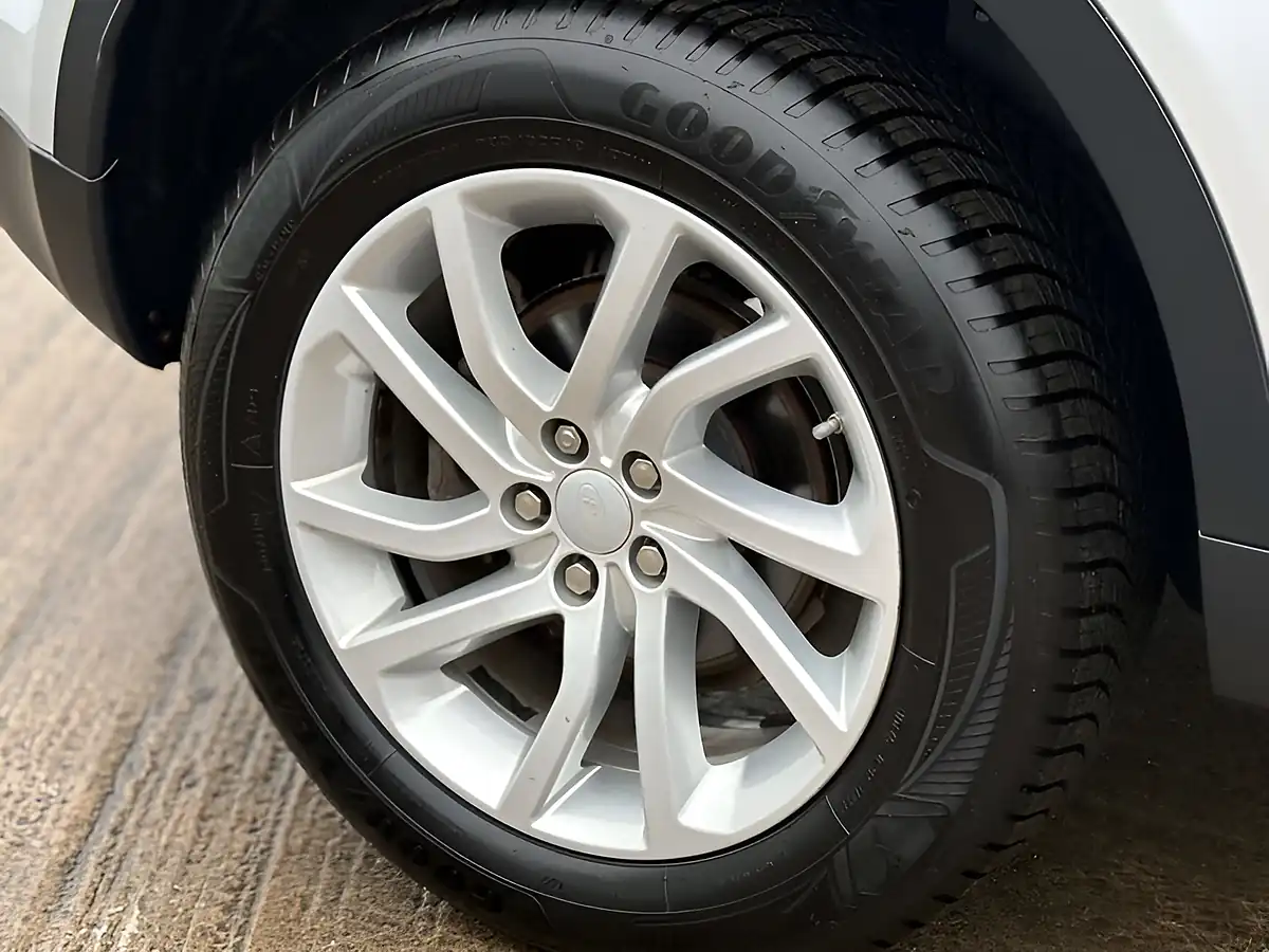 Used 2018 Land Rover Discovery Sport Se Tech Zambezi Silver - Interior and Exterior details 9