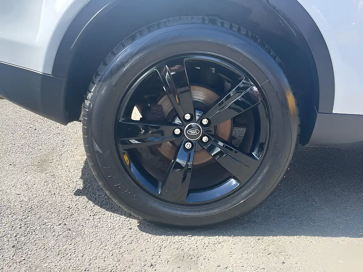 Used 2018 Land Rover Discovery Sport Se White - Interior and Exterior details 10