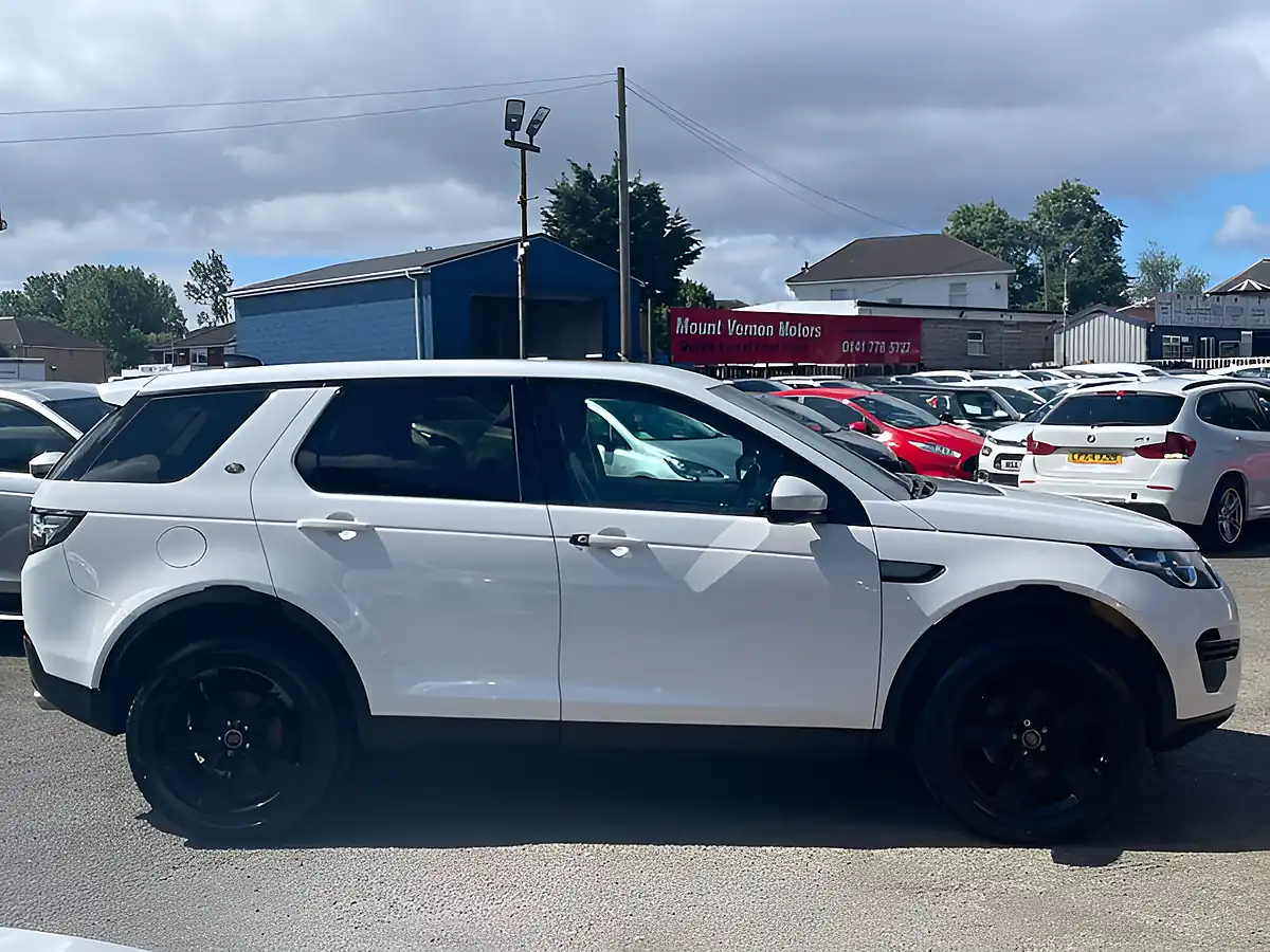 Used 2018 Land Rover Discovery Sport Se White - Interior and Exterior details 11