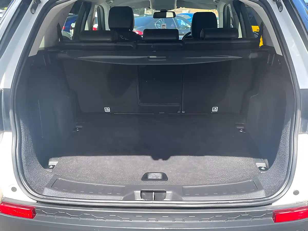 Used 2018 Land Rover Discovery Sport Se White - Interior and Exterior details 14