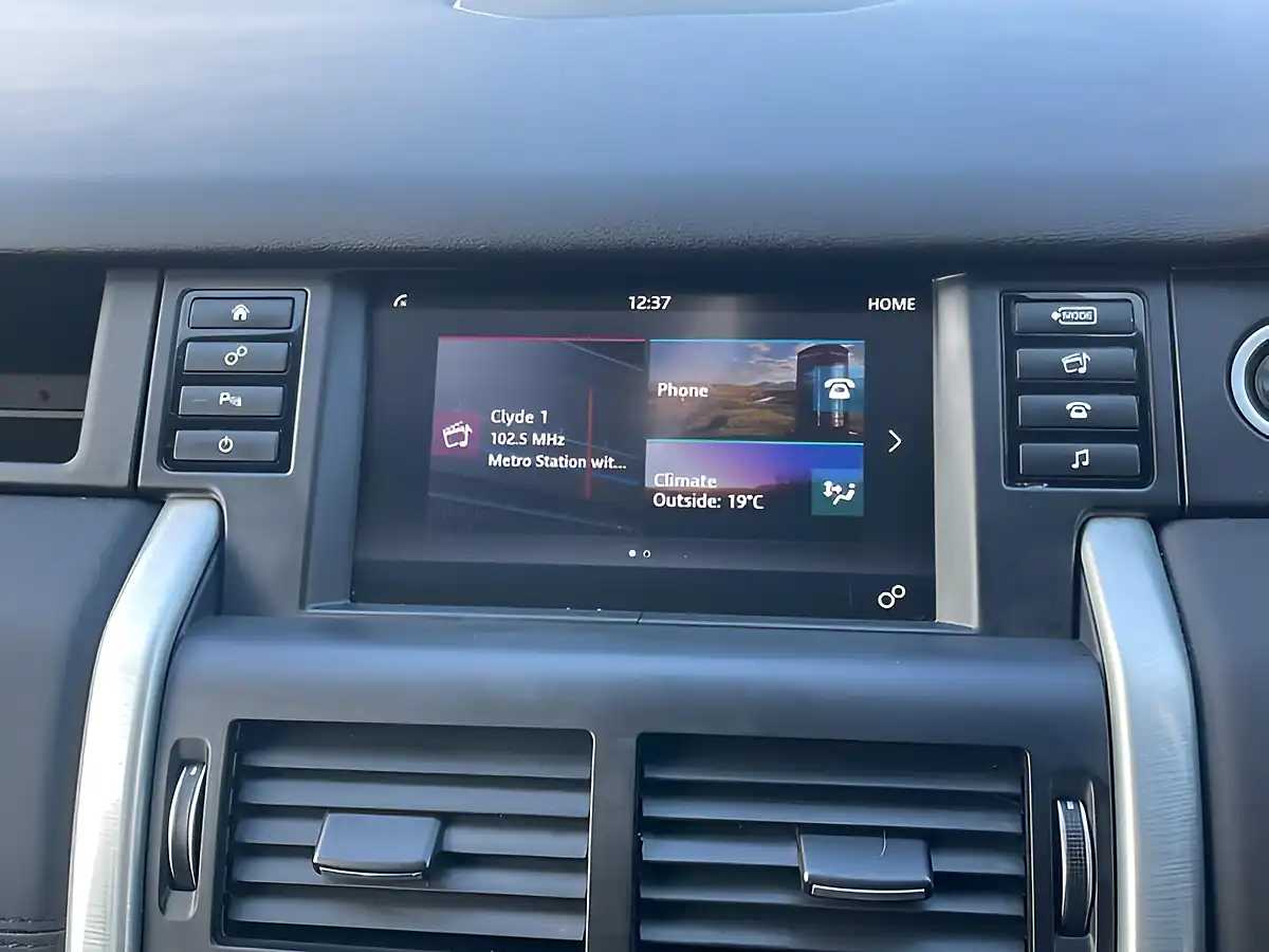 Used 2018 Land Rover Discovery Sport Se White - Interior and Exterior details 16